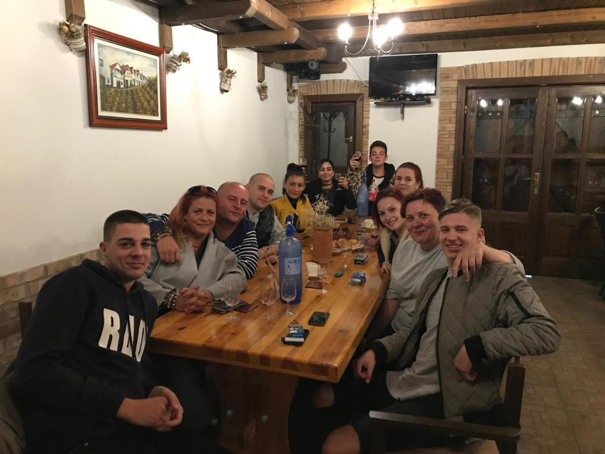 Berger Pince-vendégház, Hajósi pincék Esterno foto